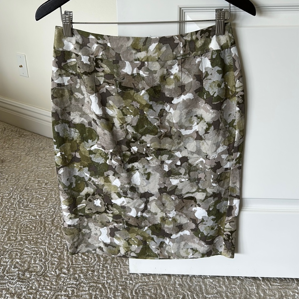 Banana Republic pencil skirt size 4 like new multi color greens & browns linen